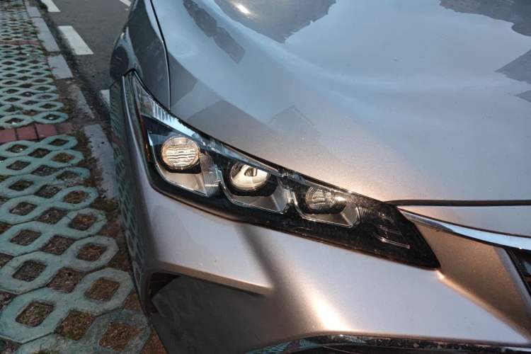 Used Toyota Avalon 2019 2.5L Touring Premium Version China VI Standard Right Front Headlight