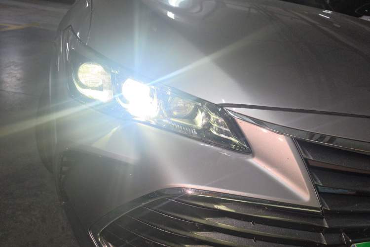 Used Toyota Avalon 2019 2.0L Luxury Edition China VI Standard Right Front Headlight