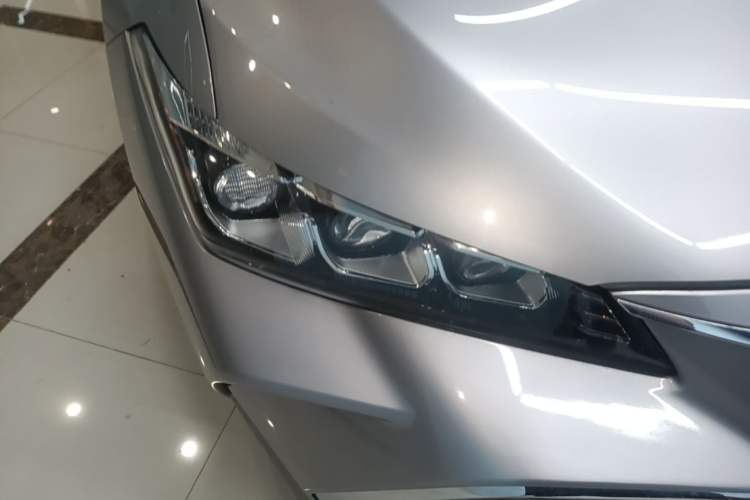 Used Toyota Avalon 2019 2.0L XLE Premium Edition China VI Right Front Headlight