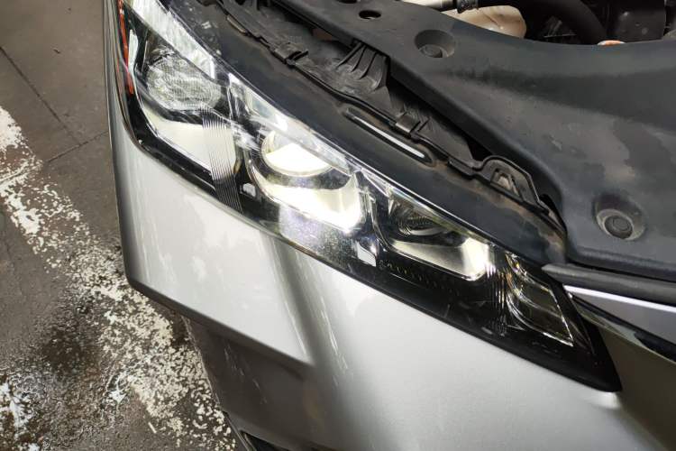 Used Toyota Avalon 2019 Dual-Engine 2.5L XLE Prestige Version China VI Standard Right Front Headlight