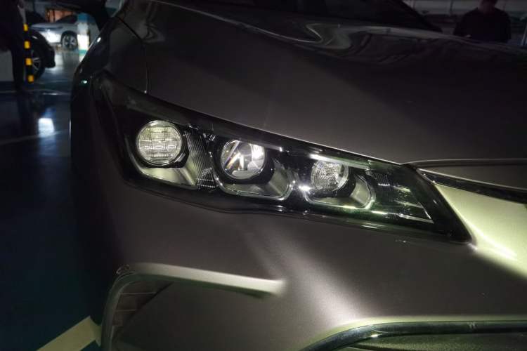 Used Toyota Avalon 2019 2.0L Luxury Edition China VI Standard Right Front Headlight