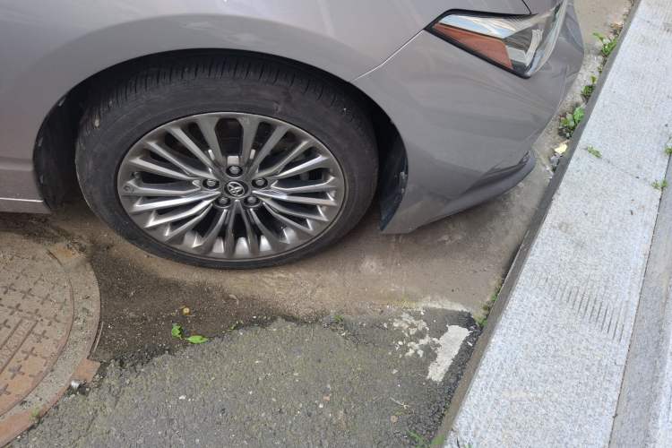 Used Toyota Avalon 2019 Dual-Engine 2.5L XLE Prestige Version China VI Standard Right Front Wheel Hub