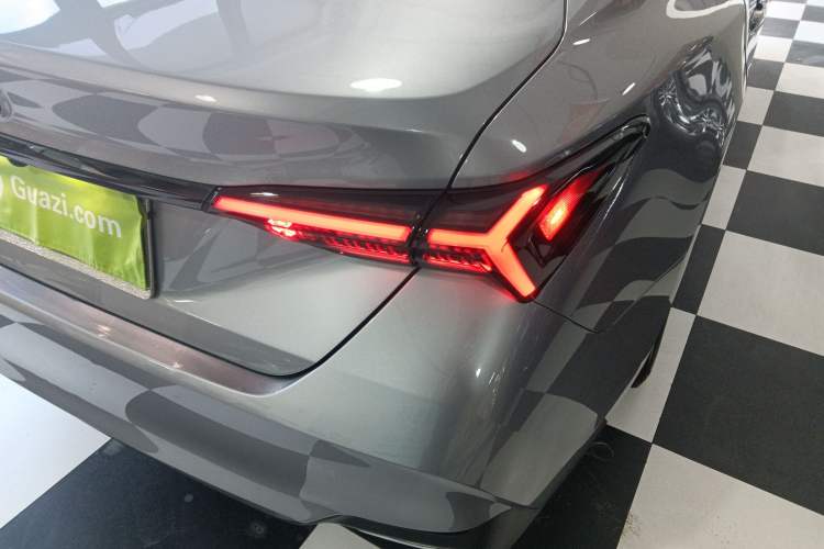 Used Toyota Avalon 2019 2.0L Ambition Edition China VI Right Rear Taillight
