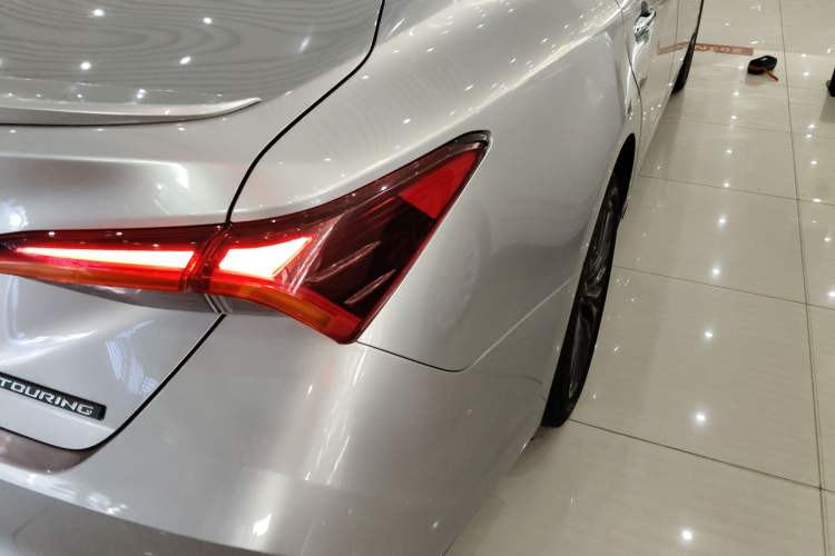 Used Toyota Avalon 2019 2.5L Touring Premium Version China VI Standard Right Rear Taillight
