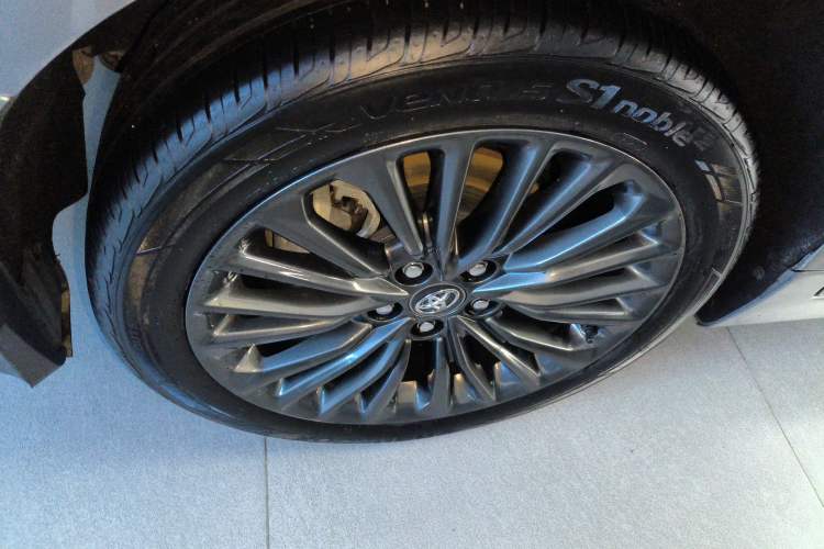 Used Toyota Avalon 2019 2.0L XLE Premium Edition China VI Right Rear Wheel Hub