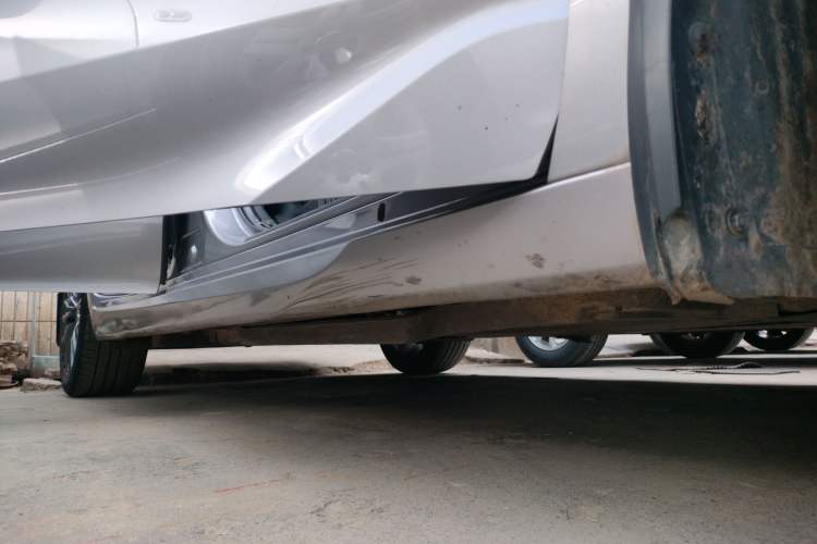 Used Toyota Avalon 2019 2.0L XLE Premium Edition China VI Right Side Sill