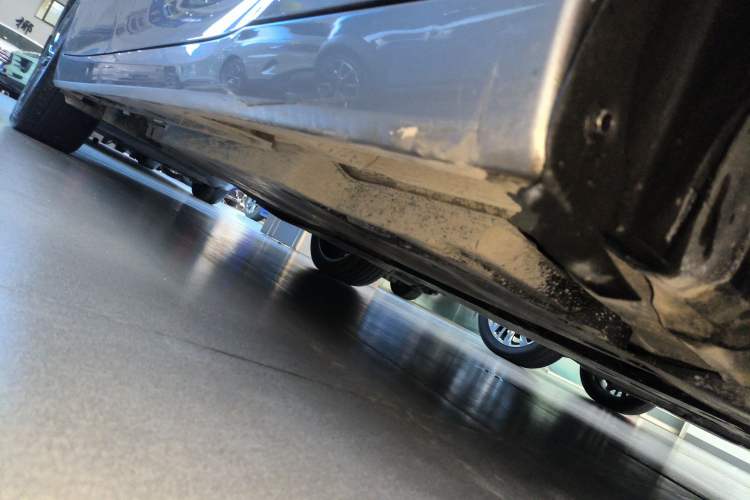 Used Toyota Avalon 2019 2.0L XLE Premium Edition China VI Right Side Sill