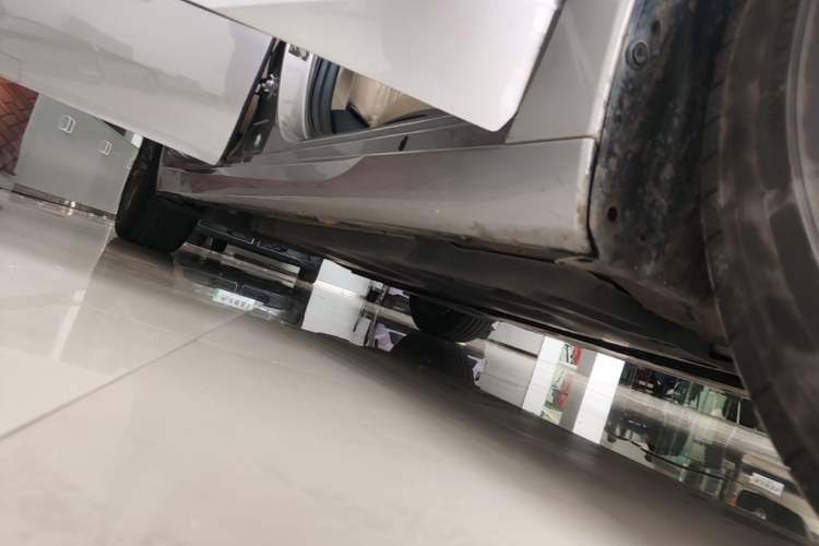Used Toyota Avalon 2019 2.5L Touring Premium Version China VI Standard Right Side Sill