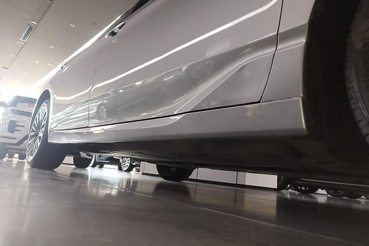 Used Toyota Avalon 2019 2.0L XLE Premium Edition China VI Right Side Sill