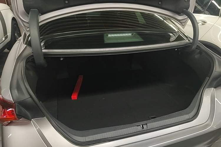 Used Toyota Avalon 2019 2.0L XLE Premium Edition China VI Trunk