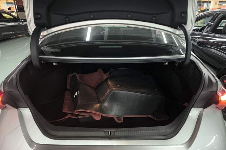 Used Toyota Avalon 2019 2.0L Luxury Edition China VI Standard Trunk
