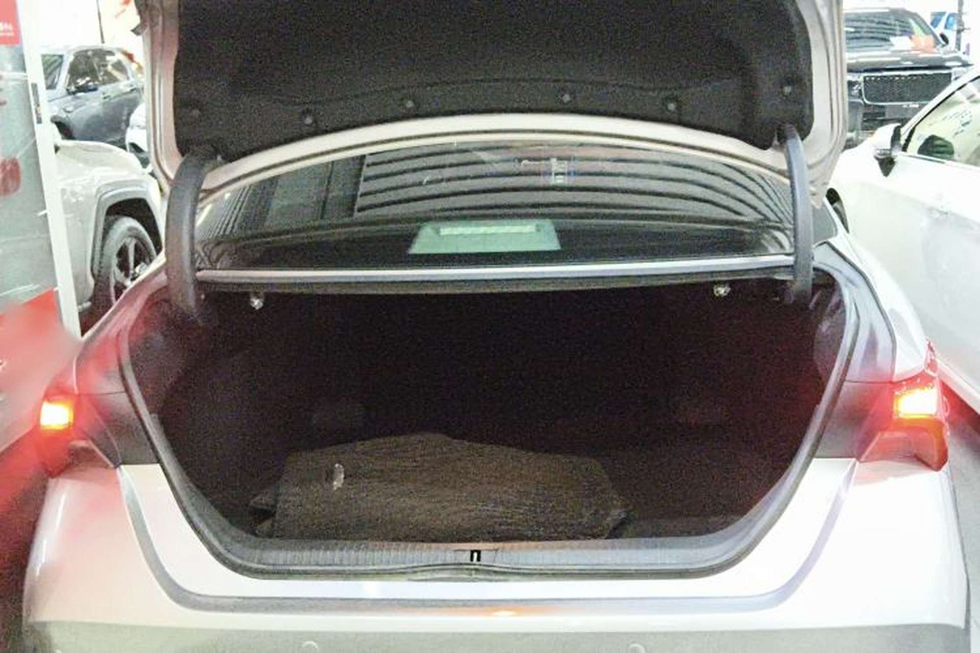 Used Toyota Avalon 2019 Dual-Engine 2.5L Luxury Edition China VI Standard Trunk