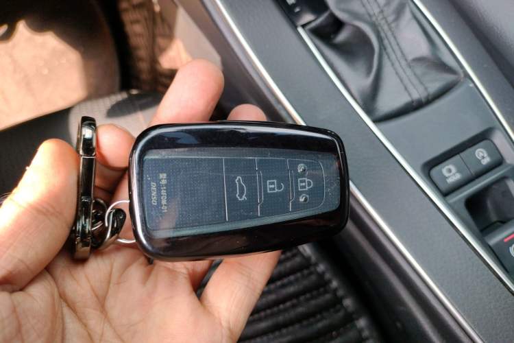 Used Toyota Avalon 2019 2.0L XLE Premium Edition China VI Vehicle Key