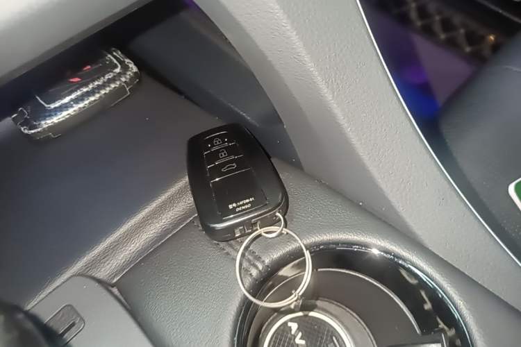 Used Toyota Avalon 2019 2.0L XLE Premium Edition China VI Vehicle Key