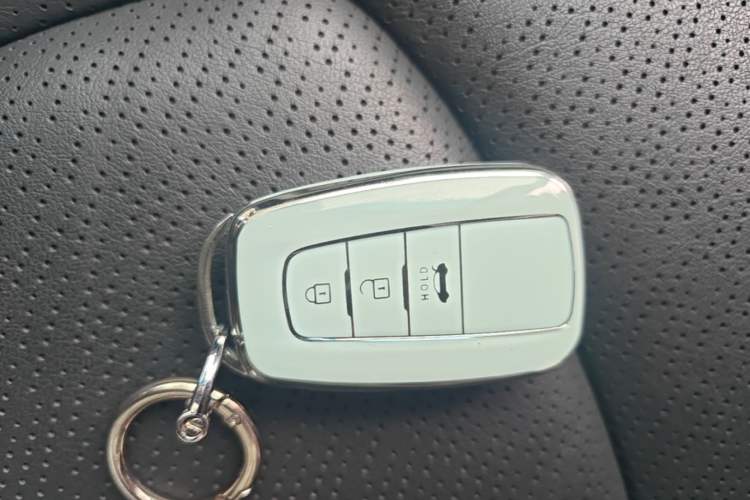 Used Toyota Avalon 2019 2.0L Luxury Edition China VI Standard Vehicle Key