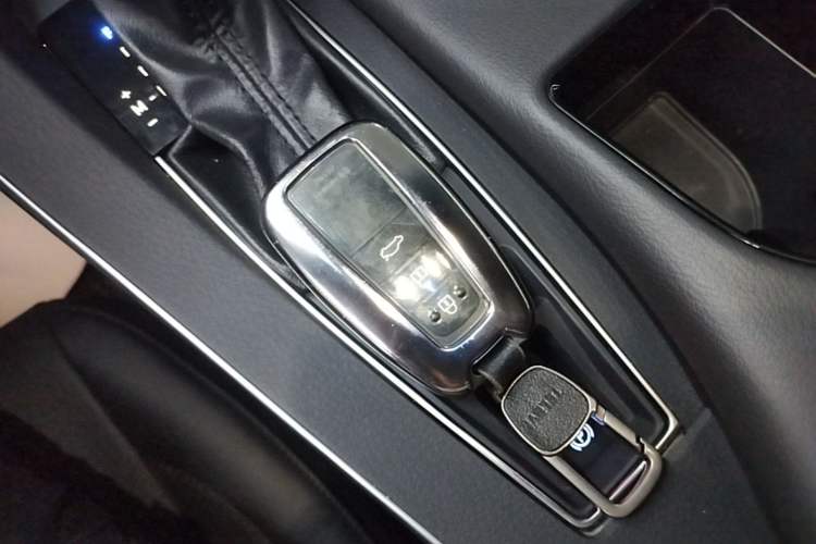 Used Toyota Avalon 2019 2.0L XLE Premium Edition China VI Vehicle Key