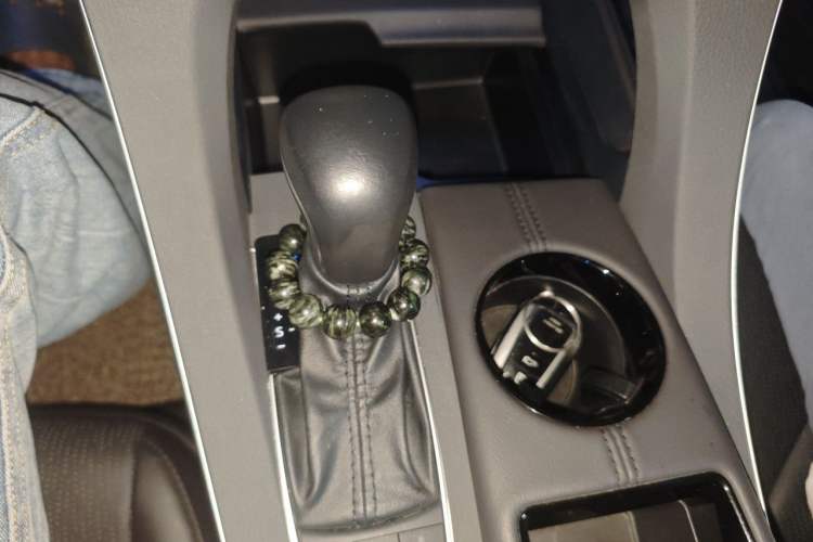 Used Toyota Avalon 2019 Dual-Engine 2.5L Luxury Edition China VI Standard Gear Lever