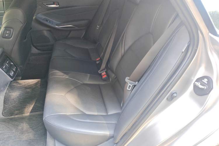 Used Toyota Avalon 2019 2.0L XLE Premium Edition China VI Left Rear Seat