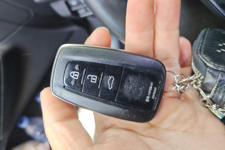 Used Toyota Avalon 2019 2.0L XLE Premium Edition China VI Vehicle Key