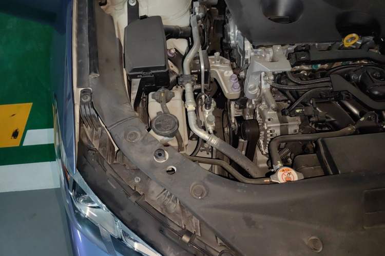 Used Toyota Avalon 2019 2.0L Luxury Edition China VI Standard Engine Bay Right