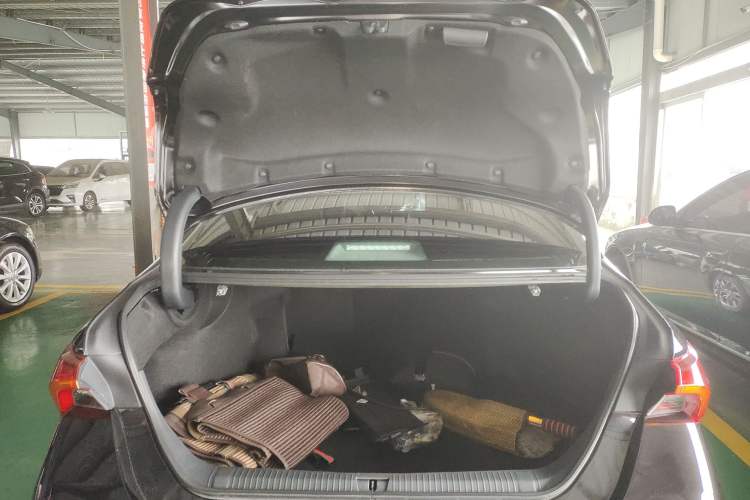Used Toyota Avalon 2019 Dual-Engine 2.5L Luxury Edition China VI Standard Trunk