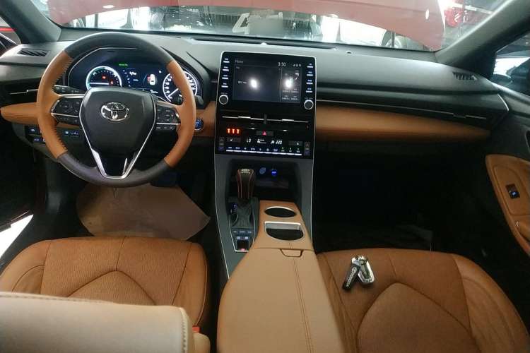 Used Toyota Avalon 2019 Dual-Engine 2.5L XLE Prestige Version China VI Standard Center Console
