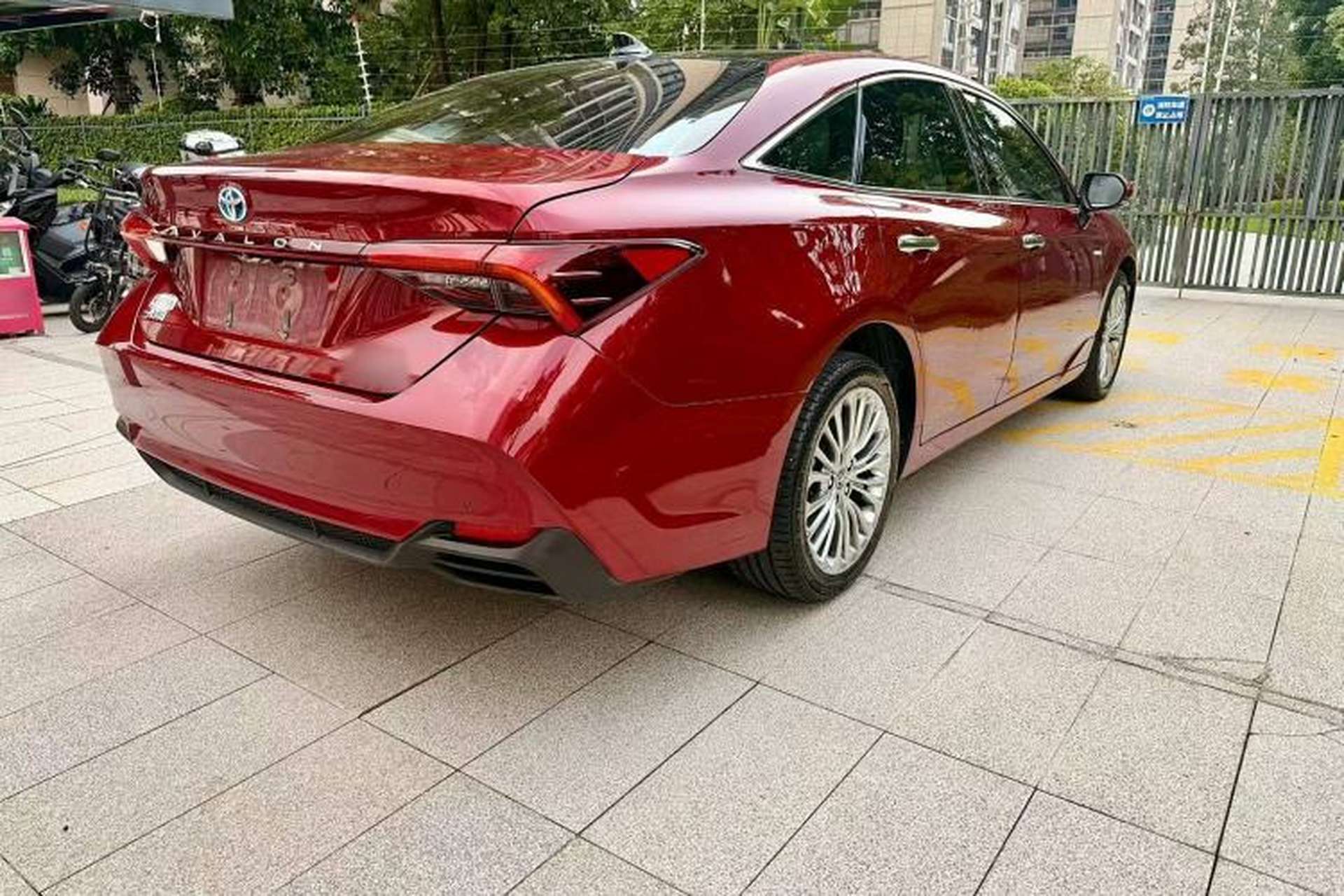 Used Toyota Avalon 2019 Dual-Engine 2.5L XLE Prestige Version China VI Standard Exterior 4