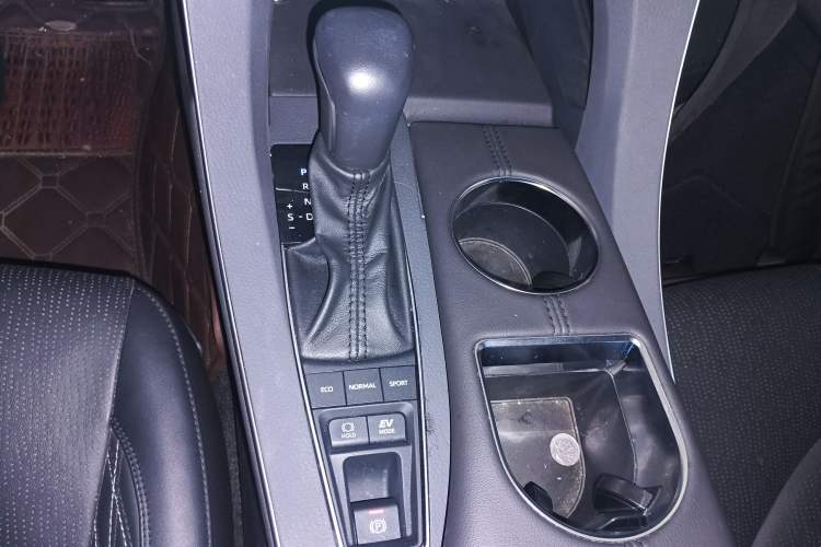 Used Toyota Avalon 2019 Dual-Engine 2.5L XLE Prestige Version China VI Standard Gear Lever