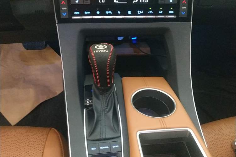 Used Toyota Avalon 2019 Dual-Engine 2.5L XLE Prestige Version China VI Standard Gear Lever