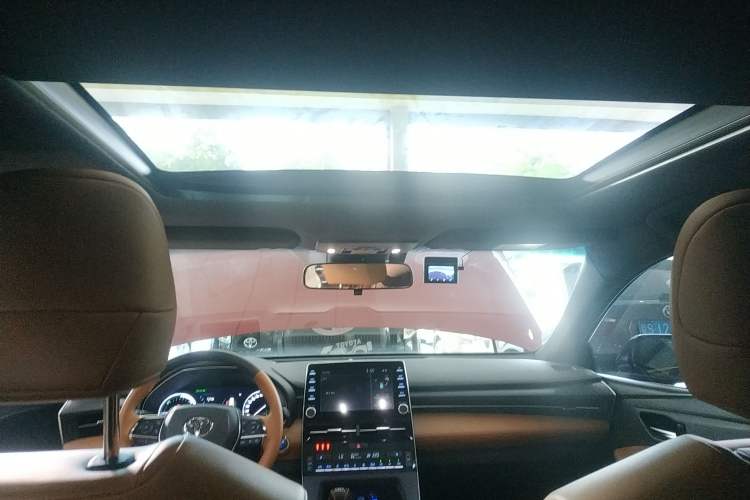 Used Toyota Avalon 2019 Dual-Engine 2.5L XLE Prestige Version China VI Standard Headliner