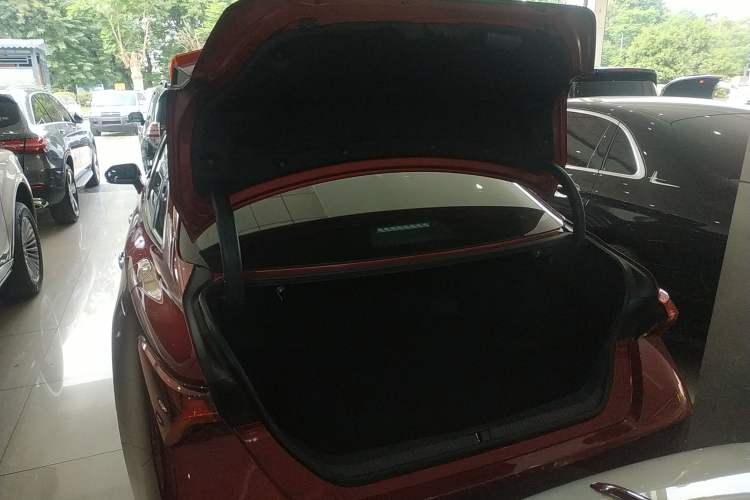 Used Toyota Avalon 2019 Dual-Engine 2.5L XLE Prestige Version China VI Standard Trunk