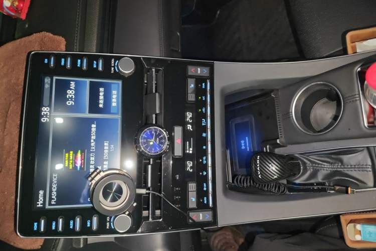 Used Toyota Avalon 2019 Dual-Engine 2.5L XLE Prestige Version China VI Standard Audio And AC Panel