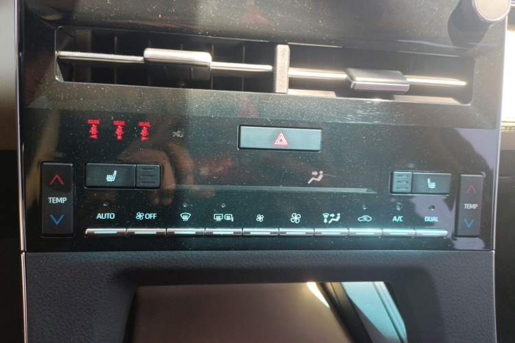Used Toyota Avalon 2019 2.5L Touring Premium Version China VI Standard Audio And AC Panel