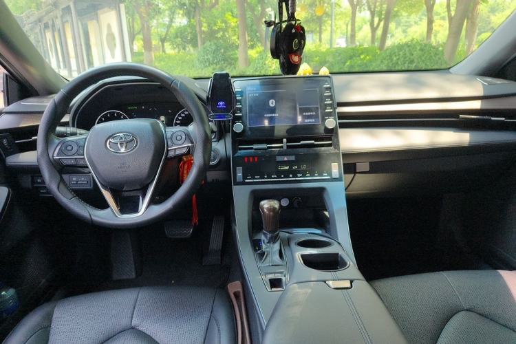 Used Toyota Avalon 2019 2.0L XLE Premium Edition China VI Center Console