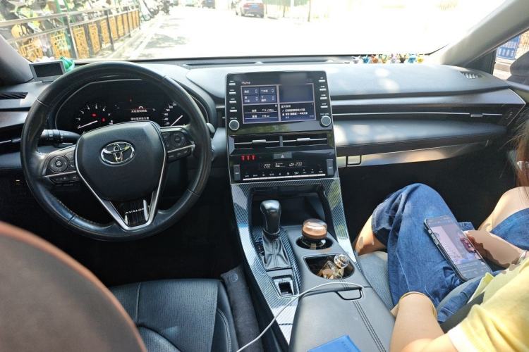 Used Toyota Avalon 2019 2.0L Luxury Edition China VI Standard Center Console