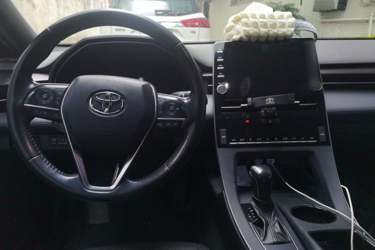 Used Toyota Avalon 2019 2.0L Luxury Edition China VI Standard Center Console