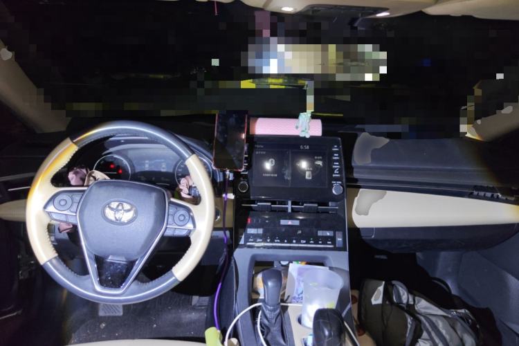 Used Toyota Avalon 2019 Dual-Engine 2.5L XLE Prestige Version China VI Standard Center Console
