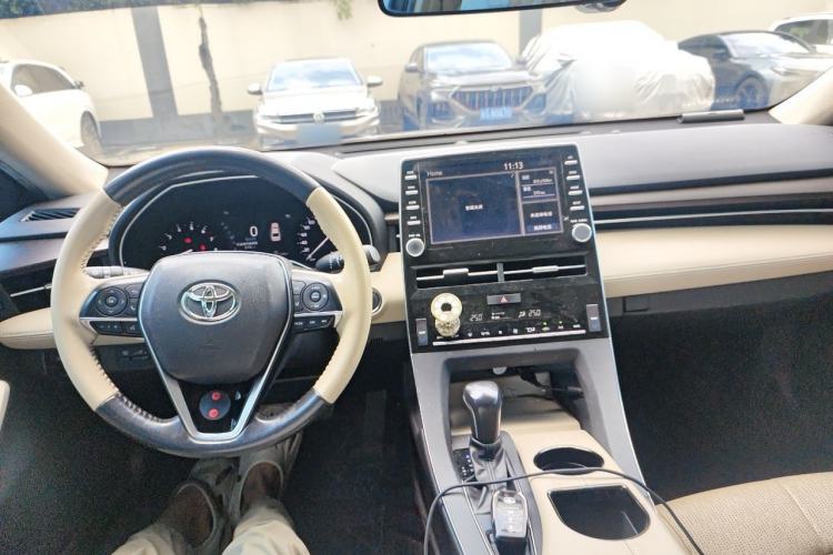 Used Toyota Avalon 2019 2.0L Luxury Edition China VI Standard Center Console