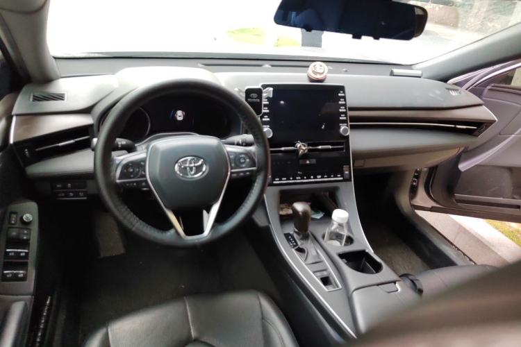Used Toyota Avalon 2019 2.0L XLE Premium Edition China VI Center Console