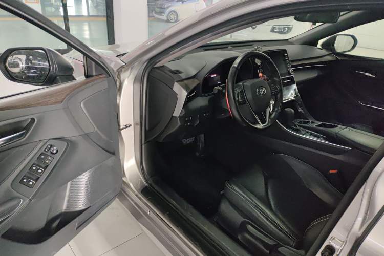 Used Toyota Avalon 2019 2.5L Ambition Version China VI Standard Driver Seat