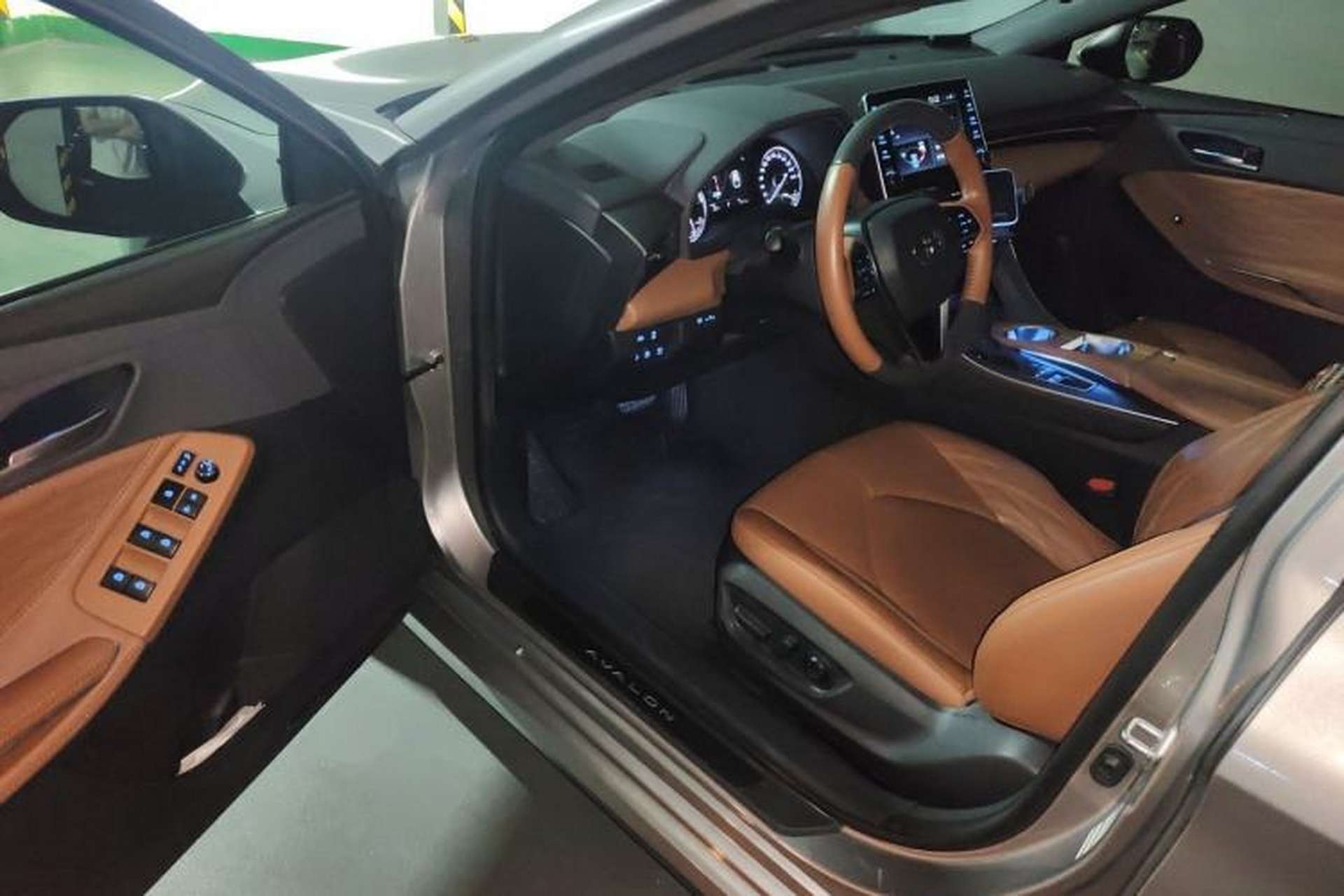 Used Toyota Avalon 2019 Dual-Engine 2.5L XLE Prestige Version China VI Standard Driver Seat