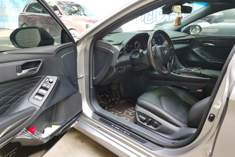 Used Toyota Avalon 2019 Dual-Engine 2.5L XLE Prestige Version China VI Standard Driver Seat
