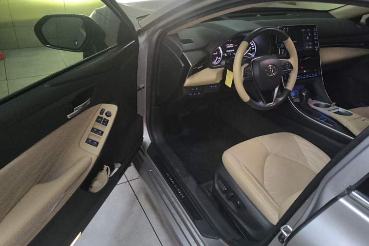 Used Toyota Avalon 2019 Dual-Engine 2.5L XLE Prestige Version China VI Standard Driver Seat