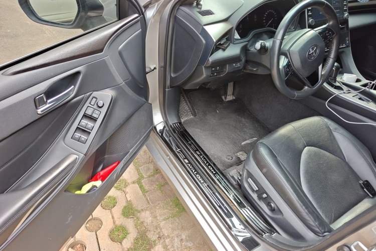 Used Toyota Avalon 2019 2.0L Luxury Edition China VI Standard Driver Seat