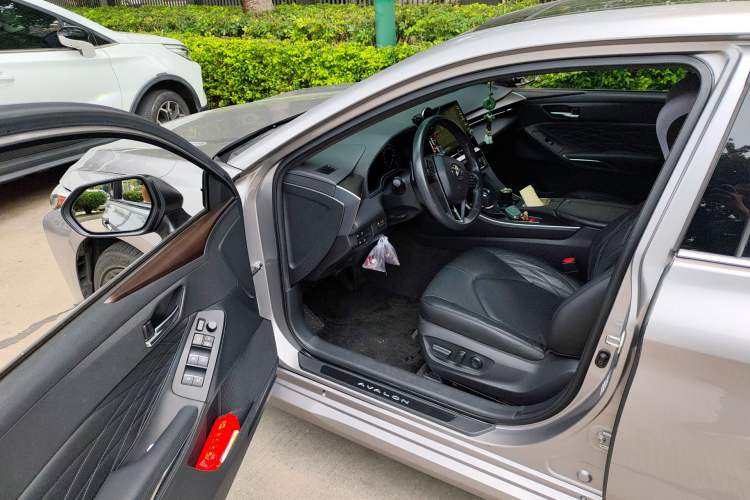 Used Toyota Avalon 2019 2.5L Touring Premium Version China VI Standard Driver Seat