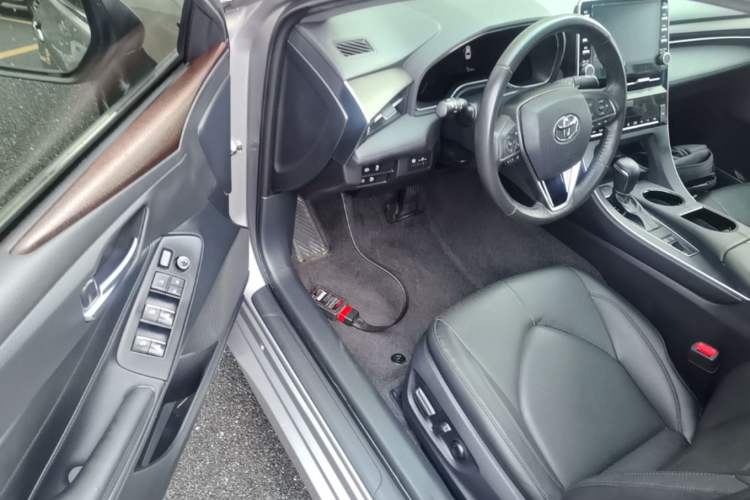 Used Toyota Avalon 2019 2.0L Luxury Edition China VI Standard Driver Seat