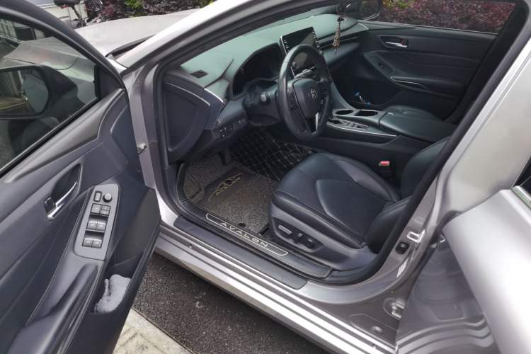 Used Toyota Avalon 2019 Dual-Engine 2.5L Luxury Edition China VI Standard Driver Seat