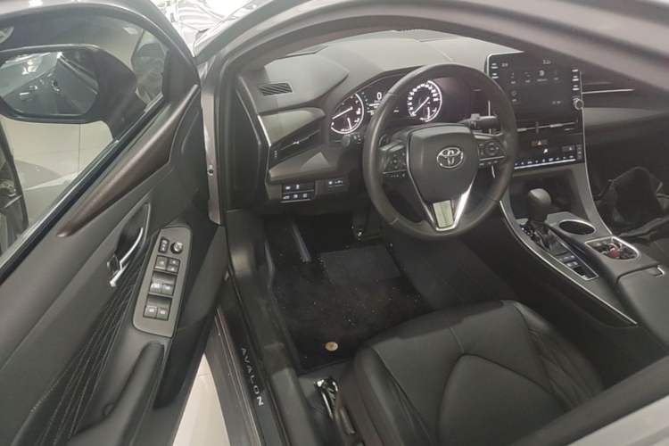 Used Toyota Avalon 2019 2.5L Touring Premium Version China VI Standard Driver Seat