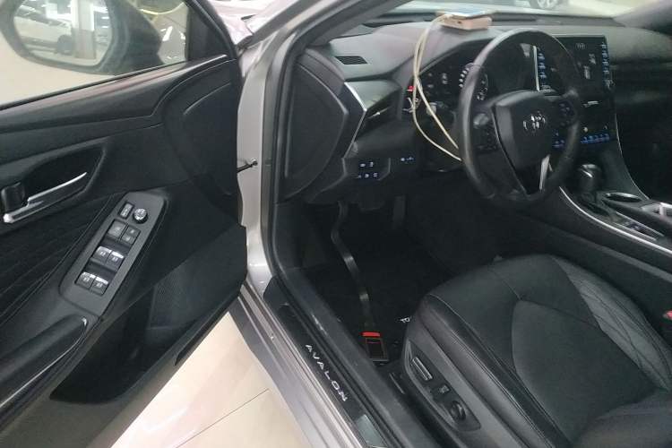 Used Toyota Avalon 2019 Dual-Engine 2.5L XLE Prestige Version China VI Standard Driver Seat