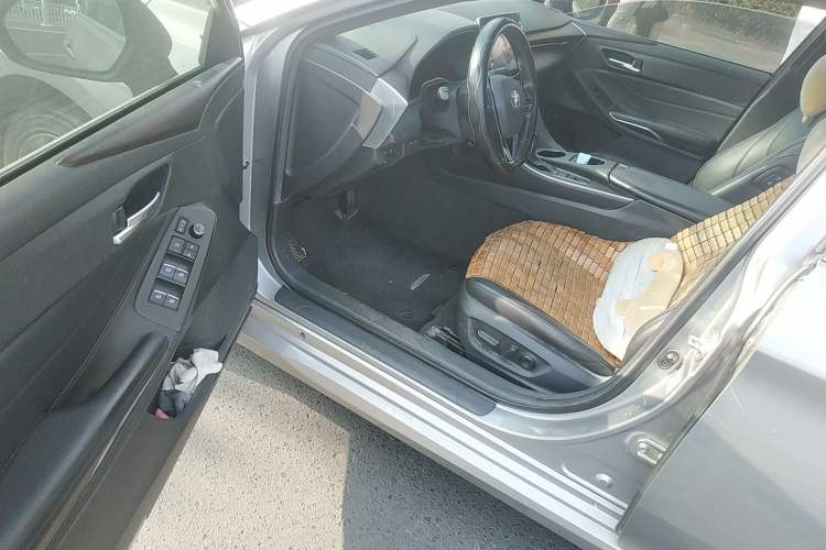 Used Toyota Avalon 2019 2.0L Luxury Edition China VI Standard Driver Seat